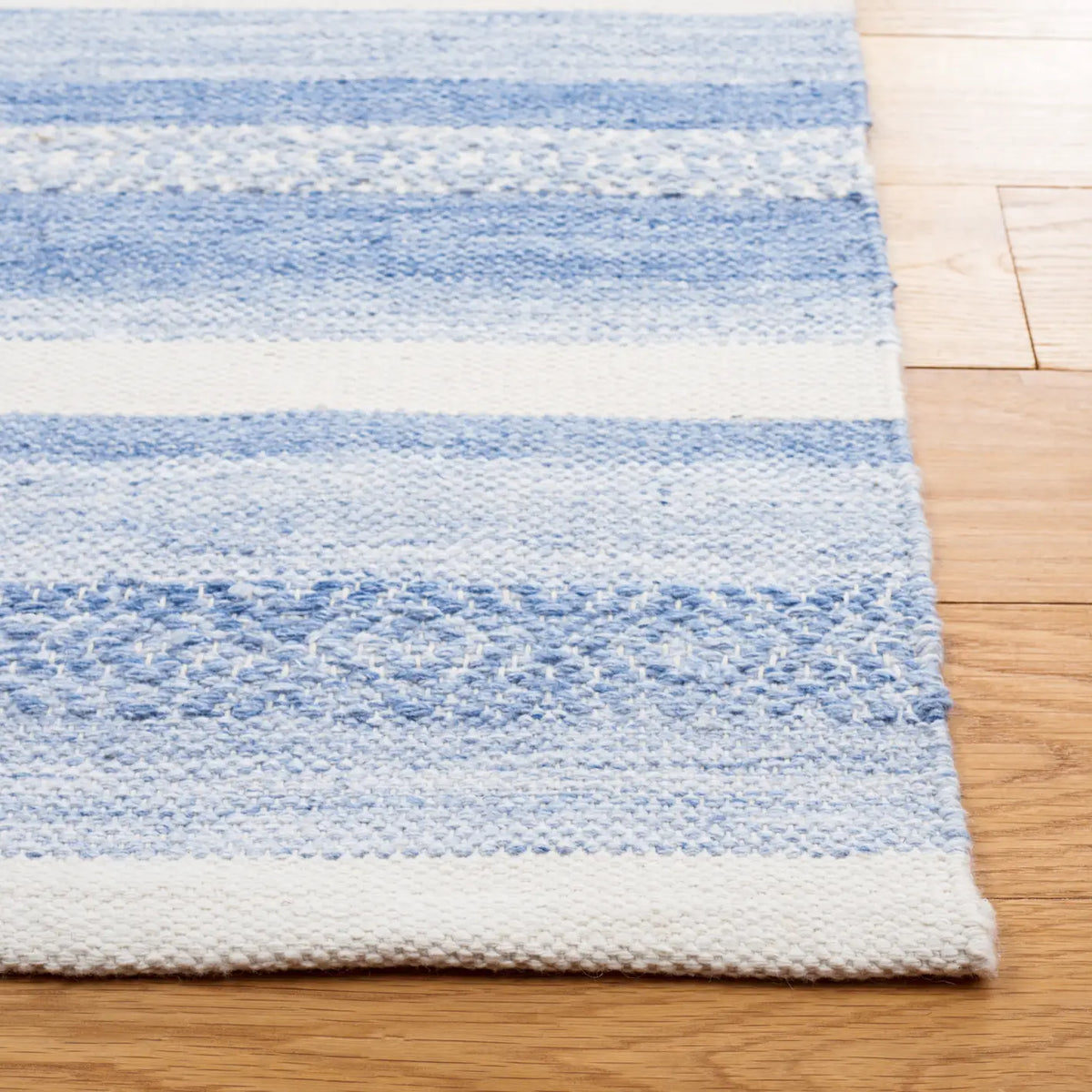 Safavieh Striped Kilim 4'-0" x 6'-0" Rug in Blue / Ivory