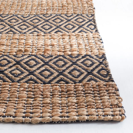 Safavieh Natural Fiber 4'-0" x 6'-0" Rug in Black / Natural