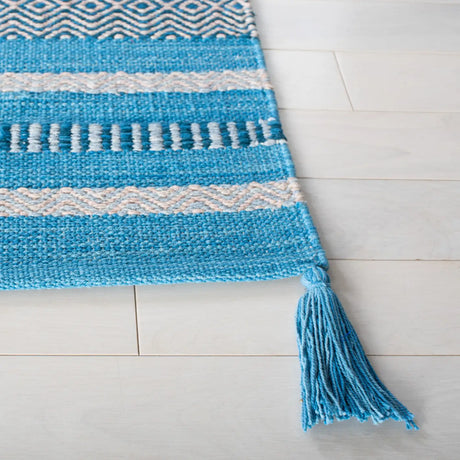 Safavieh Montauk 5'-0" x 8'-0" Rug in Blue / Grey