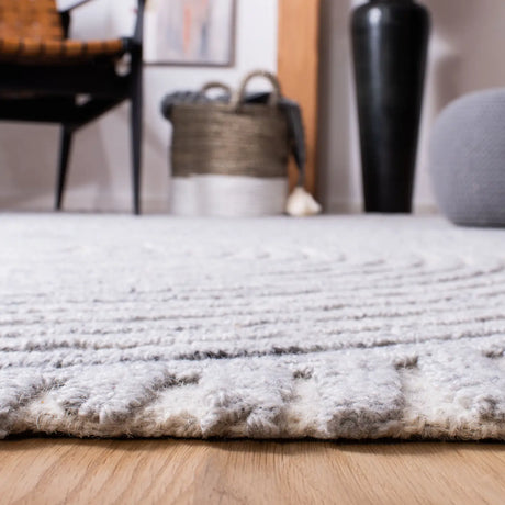 Safavieh Southampton 4'-0" x 6'-0" Rug in Grey