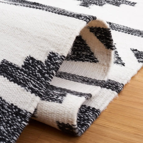 Safavieh Kilim 4'-0" x 6'-0" Rug in Black / Ivory