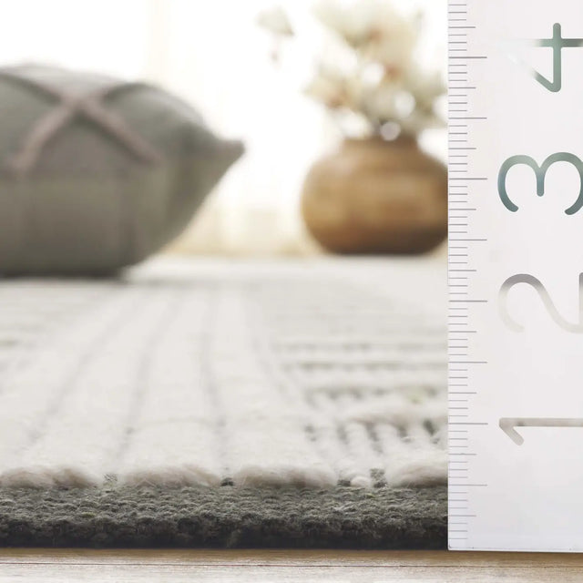 Safavieh Vermont 4'-0" x 6'-0" Rug in Olive / Ivory