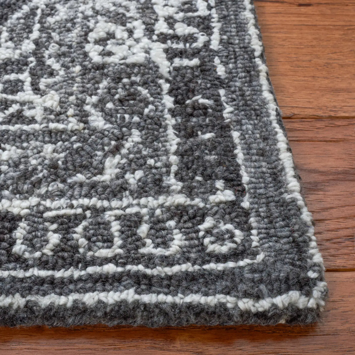 Safavieh Marquee 4'-0" x 6'-0" Rug in Black / Ivory