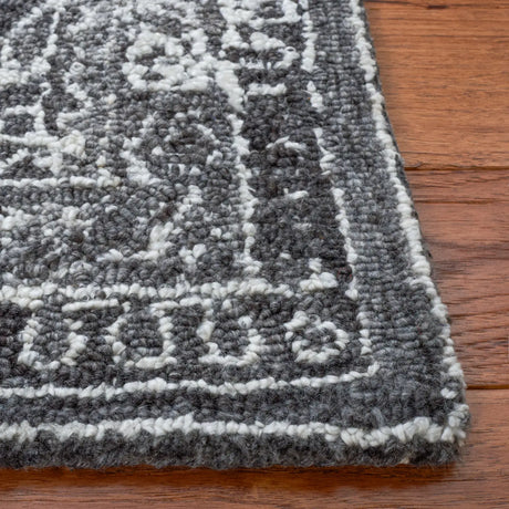Safavieh Marquee 4'-0" x 6'-0" Rug in Black / Ivory
