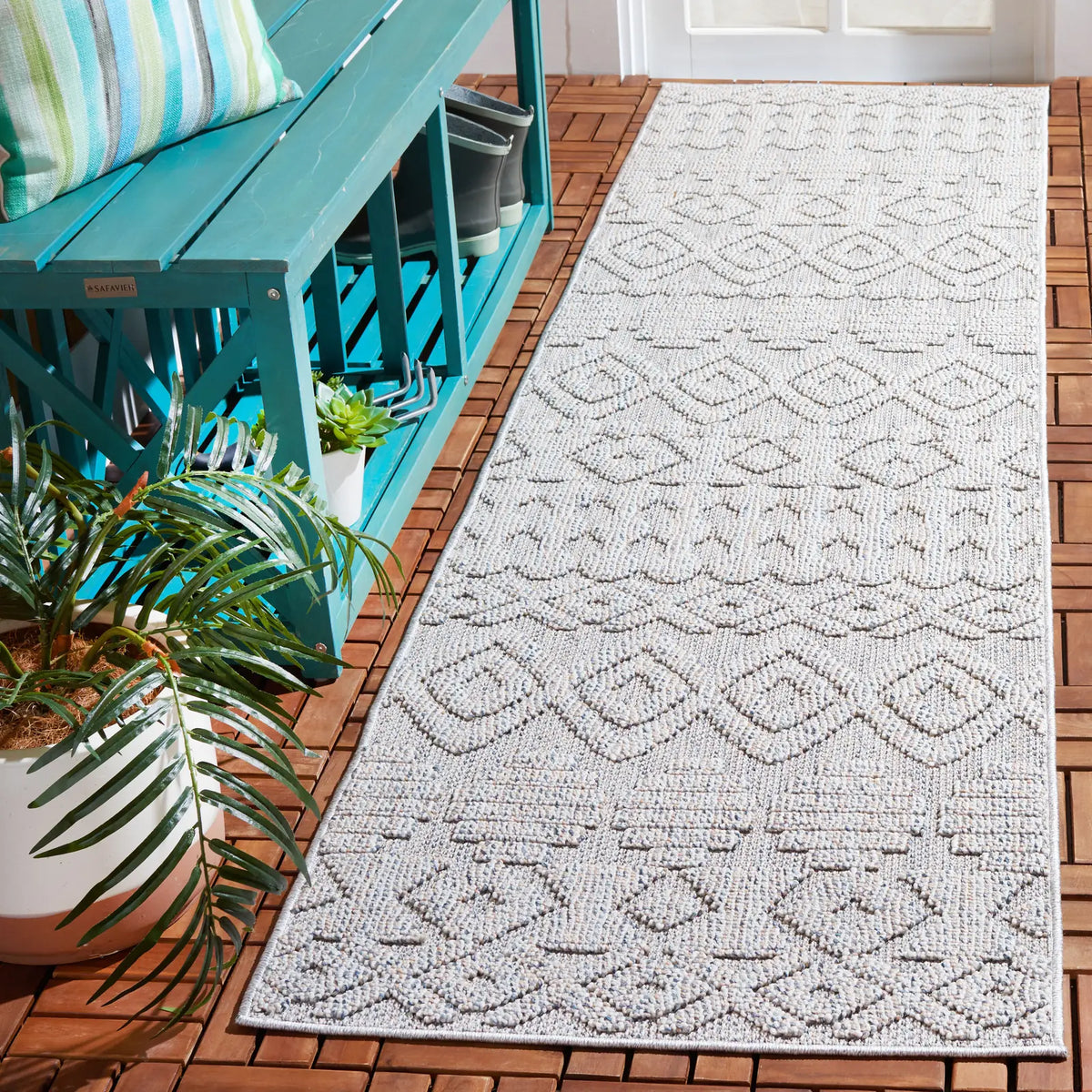 Safavieh Global 2'-2" x 8'-0" Rug in Grey / Ivory