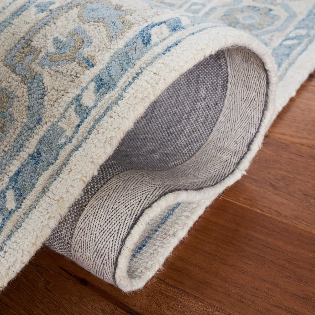 Safavieh Metro 4'-0" x 6'-0" Rug in Light Blue / Ivory