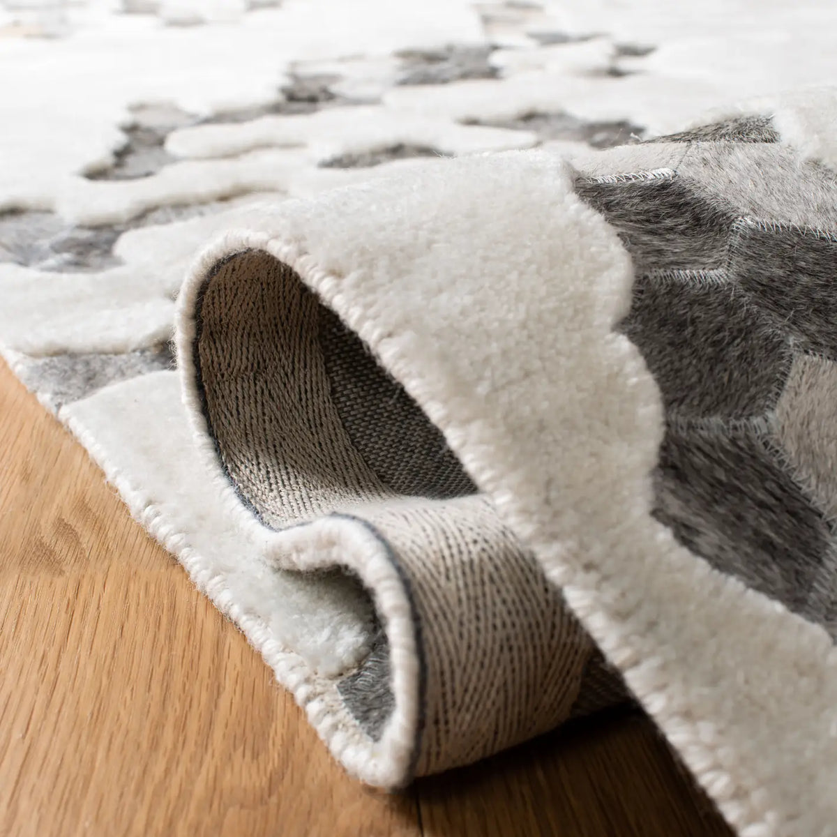 Safavieh Manhattan 5'-0" x 8'-0" Rug in Ivory