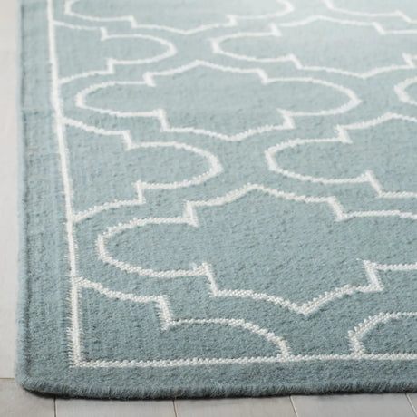 Safavieh Dhurries 5'-0" x 8'-0" Rug in Blue / Ivory