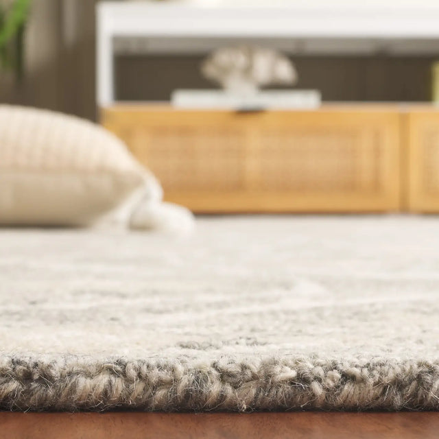 Safavieh Blossom 4'-0" x 6'-0" Rug in Grey / Ivory