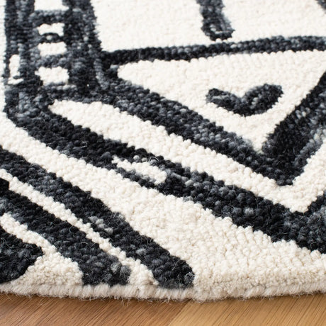 Safavieh Metro 6'-0" x 6'-0" Rug in Black / Ivory