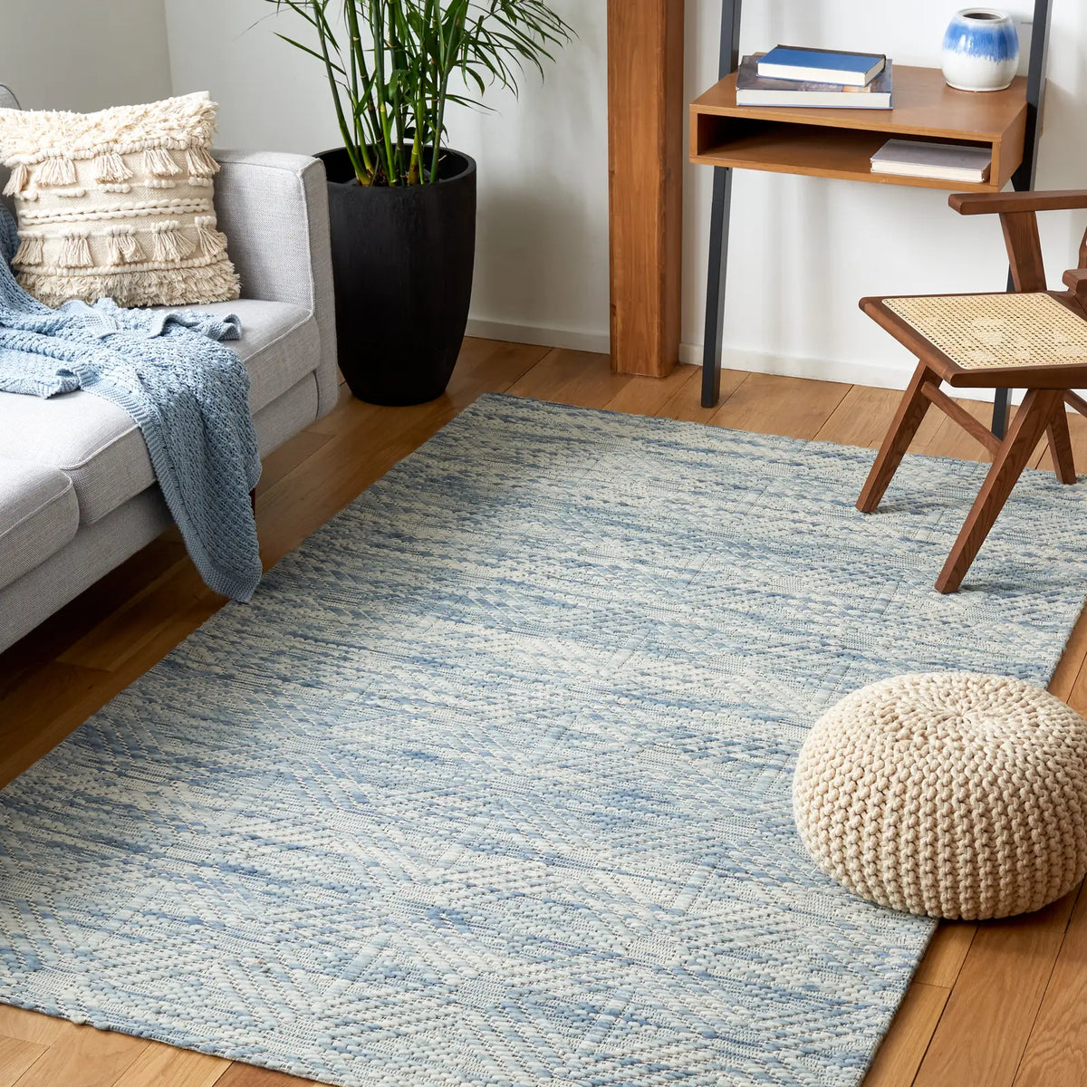 Safavieh Marbella 4'-0" x 6'-0" Rug in Light Blue / Beige