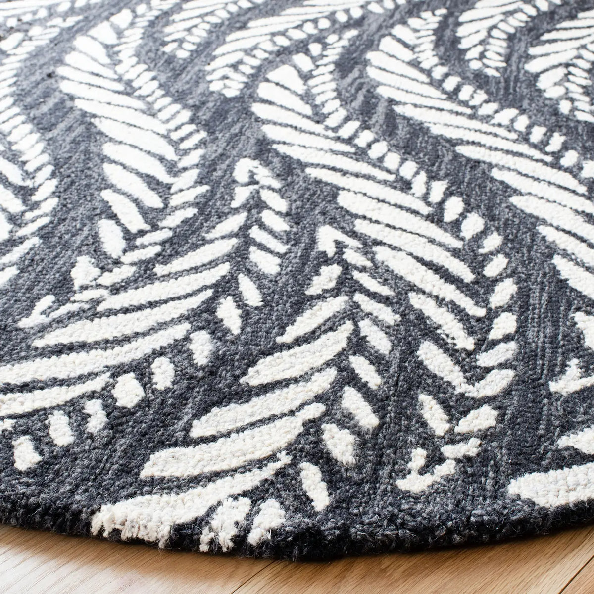 Safavieh Micro-Loop 5'-0" x 5'-0" Rug in Charcoal / Ivory