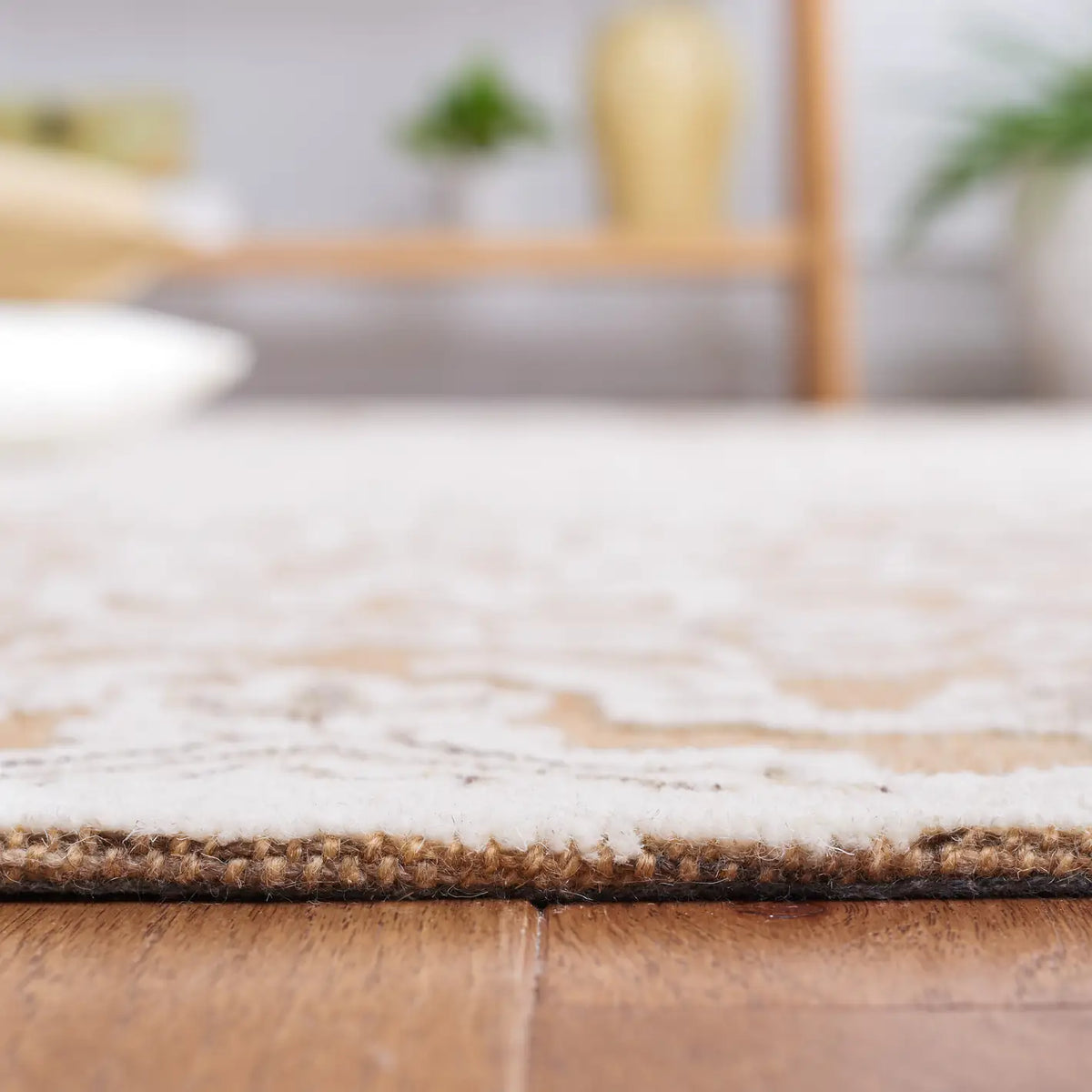 Safavieh Trace 4'-0" x 6'-0" Rug in Gold / Ivory
