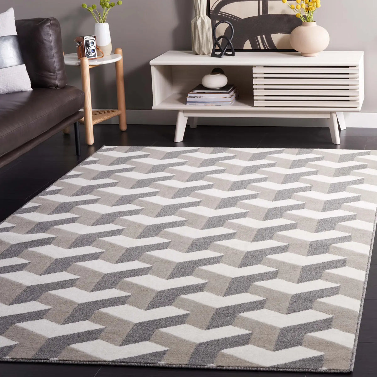 Safavieh Pyramid 4'-5" x 6'-5" Rug in Grey / Ivory