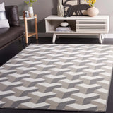 Safavieh Pyramid 4'-5" x 6'-5" Rug in Grey / Ivory
