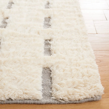 Safavieh Casablanca 4'-0" x 6'-0" Rug in Grey / Ivory
