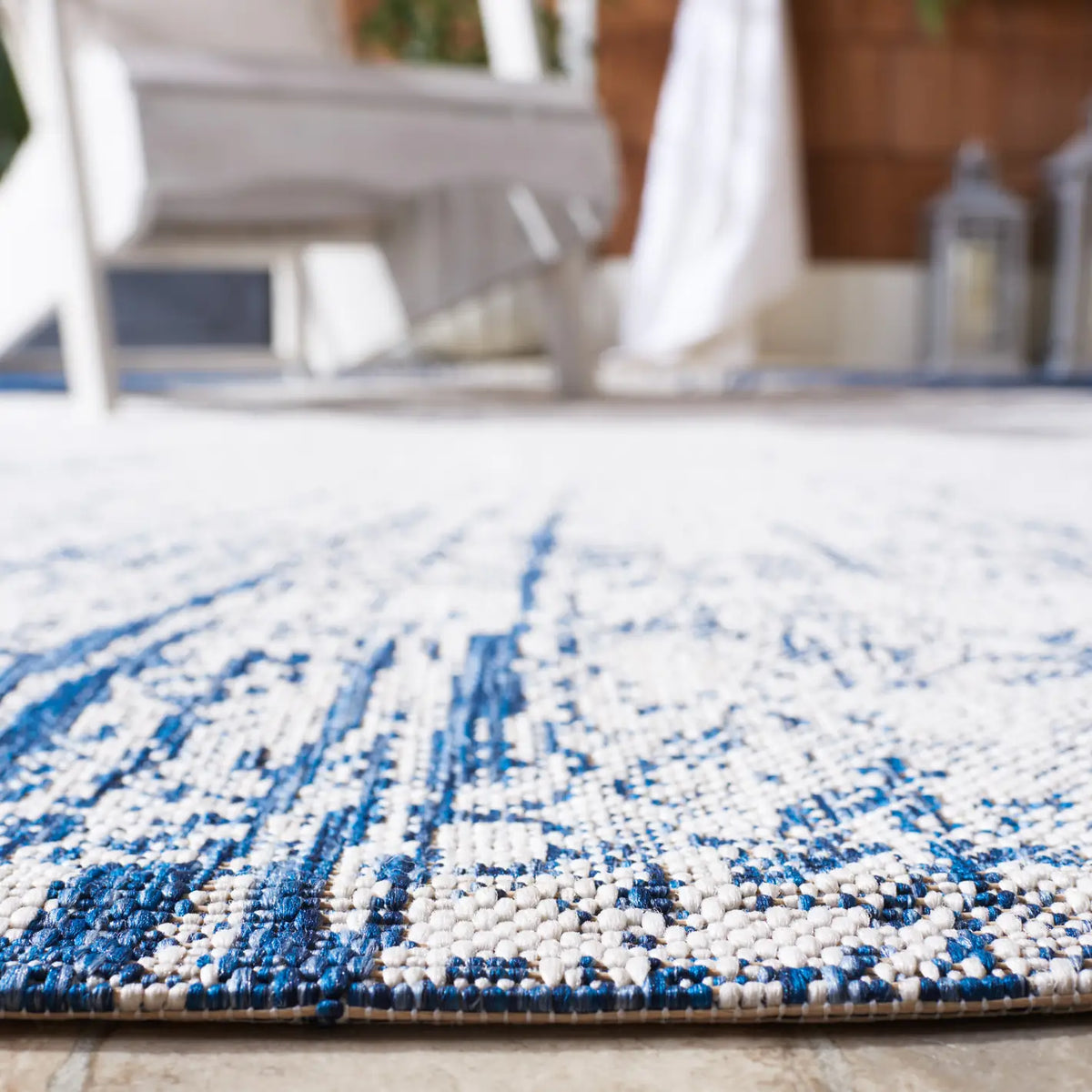 Safavieh Courtyard 4'-0" x 5'-7" Rug in Beige / Navy