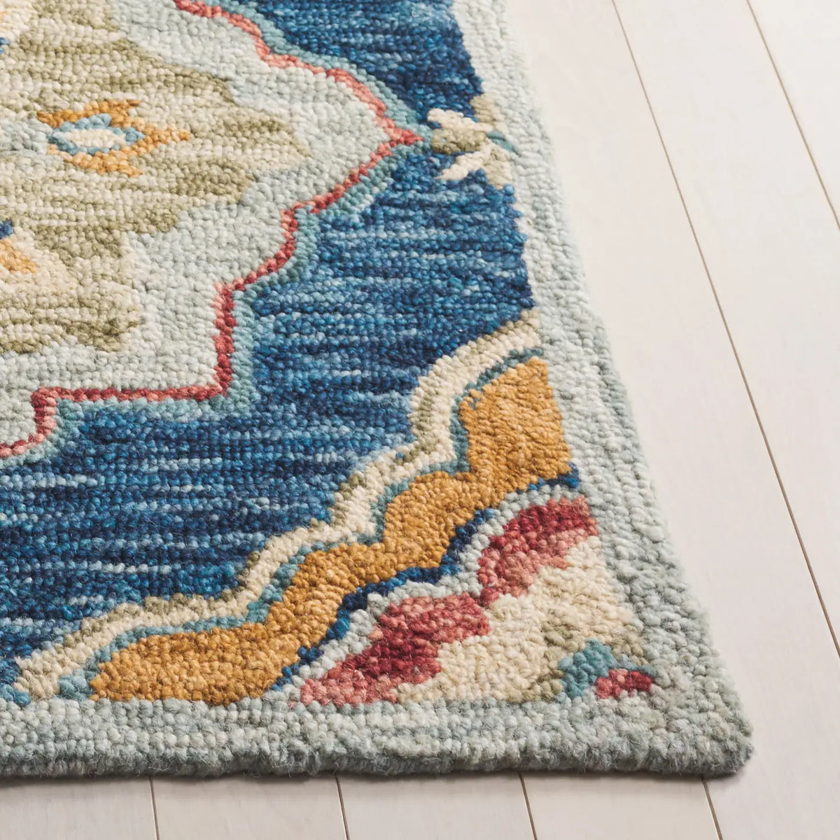 Safavieh Suzani 4'-0" x 6'-0" Rug in Navy / Green