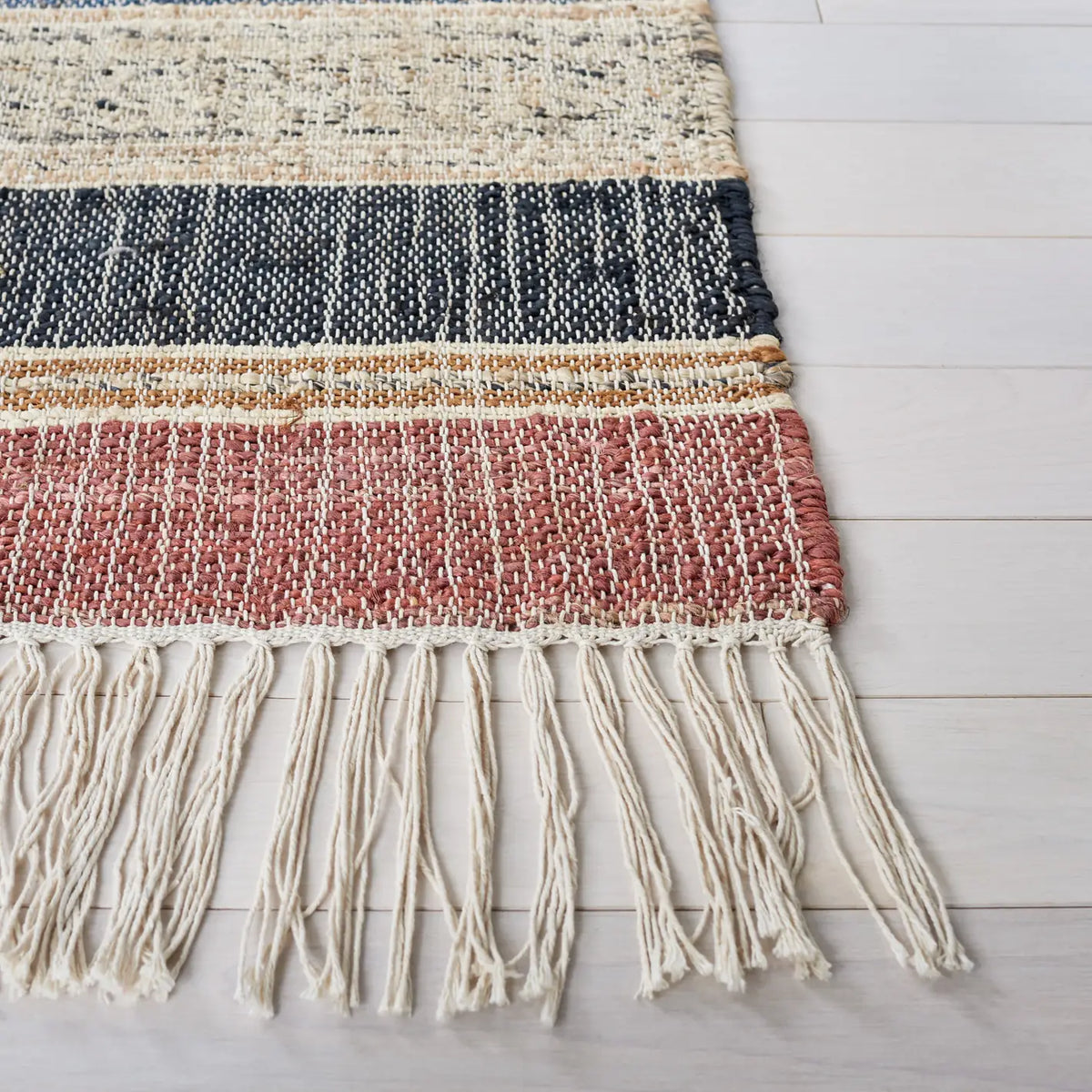 Safavieh Kilim 4'-0" x 6'-0" Rug in Blue / Rust