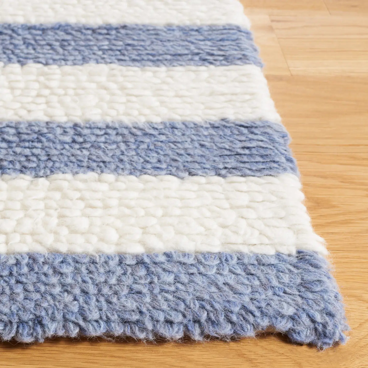Safavieh Vermont 4'-0" x 6'-0" Rug in Ivory / Blue