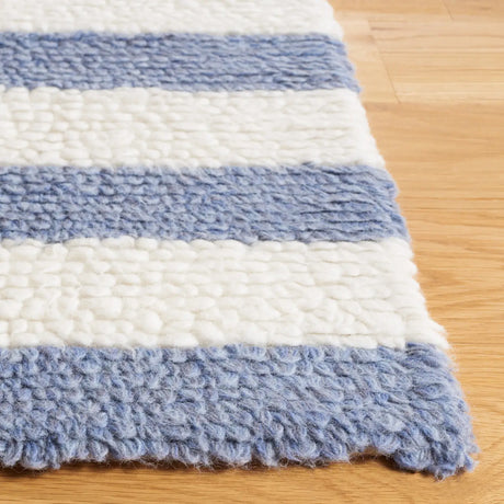 Safavieh Vermont 4'-0" x 6'-0" Rug in Ivory / Blue