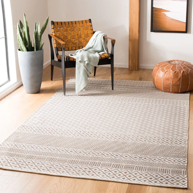 Safavieh Cedar Brook 5'-0" x 8'-0" Rug in Grey / Ivory