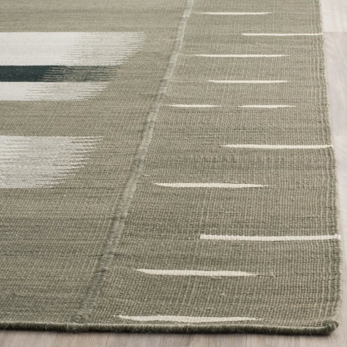 Safavieh Kilim 4'-0" x 6'-0" Rug in Beige