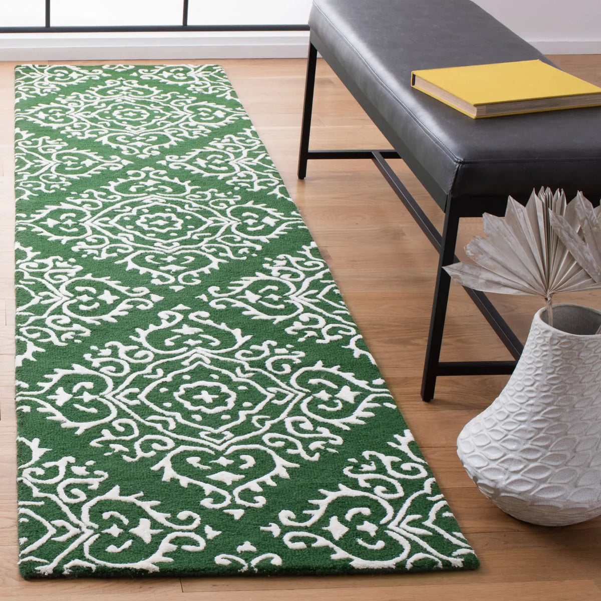 Safavieh Chatham 2'-3" x 9'-0" Rug in Green / Ivory