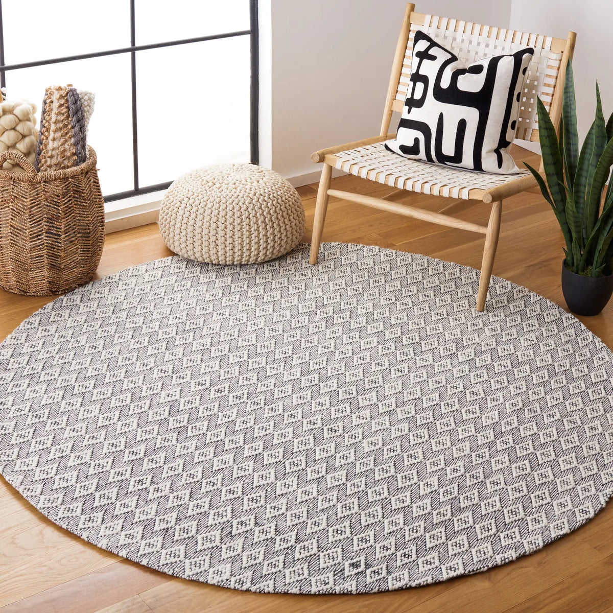 Safavieh Marbella 6'-0" x 6'-0" Rug in Ivory / Black