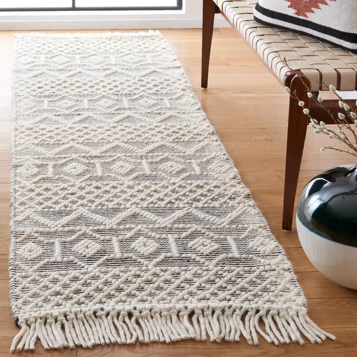 Safavieh Natura 2'-3" x 8'-0" Rug in Ivory / Black