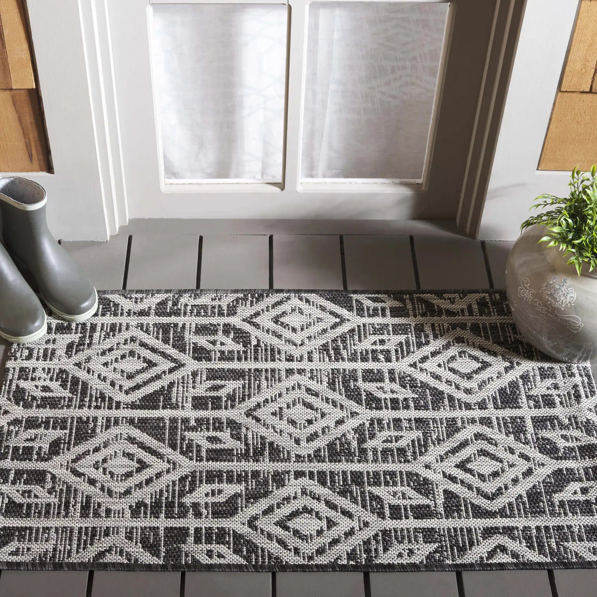 Safavieh Courtyard 2'-0" x 3'-7" Rug in Black / Grey