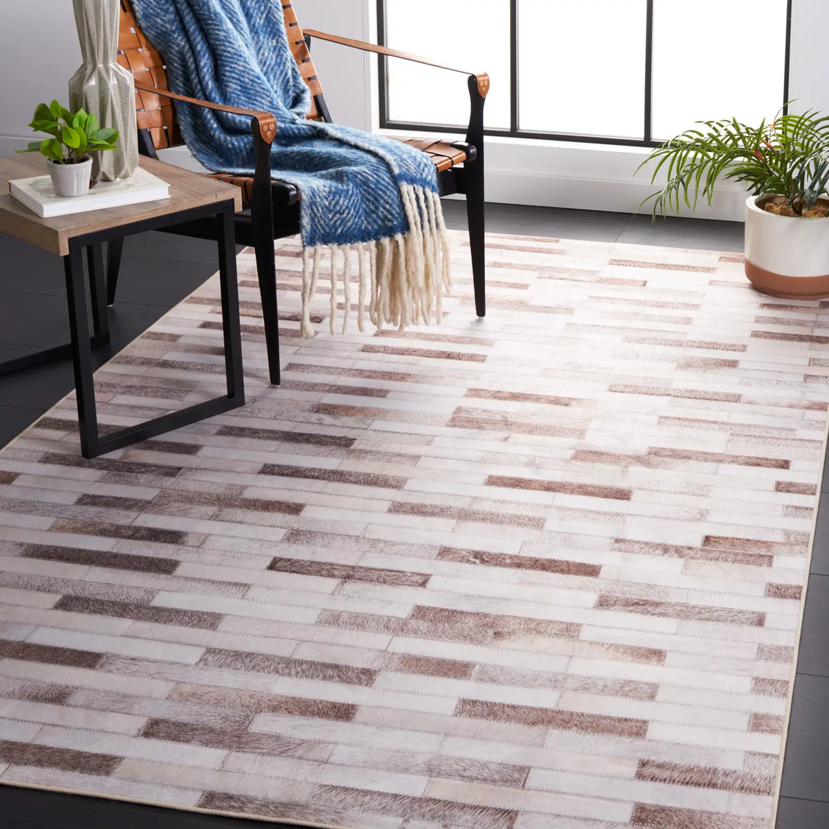 Safavieh Faux Hide 4'-0" x 6'-0" Rug in Beige / Brown