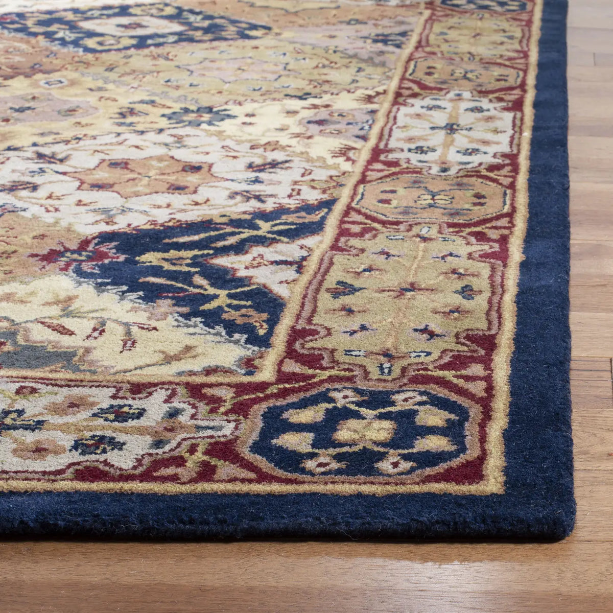 Safavieh Heritage 4'-0" x 6'-0" Rug in Multi / Red