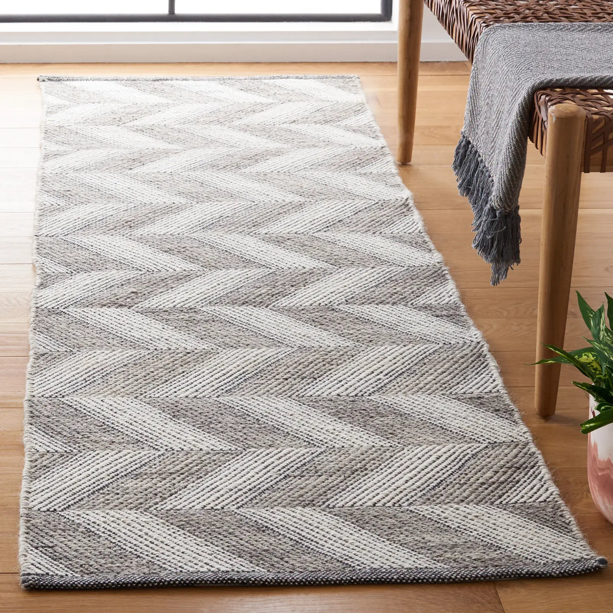 Safavieh Kilim 2'-3" x 7'-0" Rug in Grey / Ivory