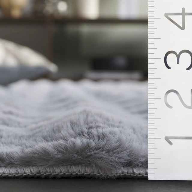 Safavieh Faux Rabbit Bubble 100 5'-0" x 7'-0" Rug in Grey