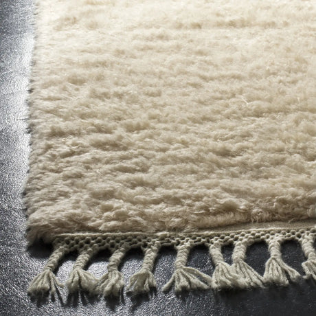 Safavieh Casablanca 5'-0" x 8'-0" Rug in Beige