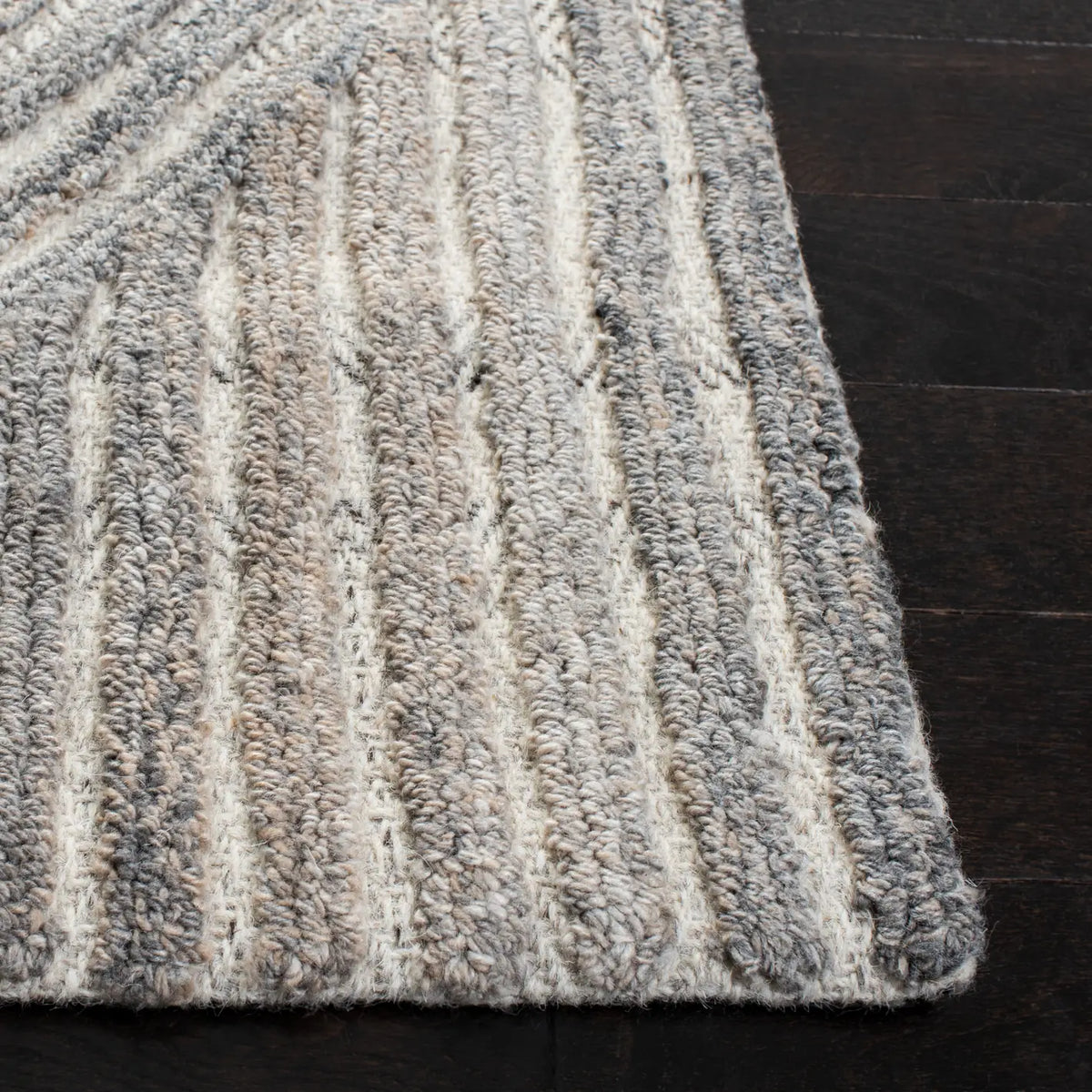 Safavieh Southampton 4'-0" x 6'-0" Rug in Beige / Light Blue