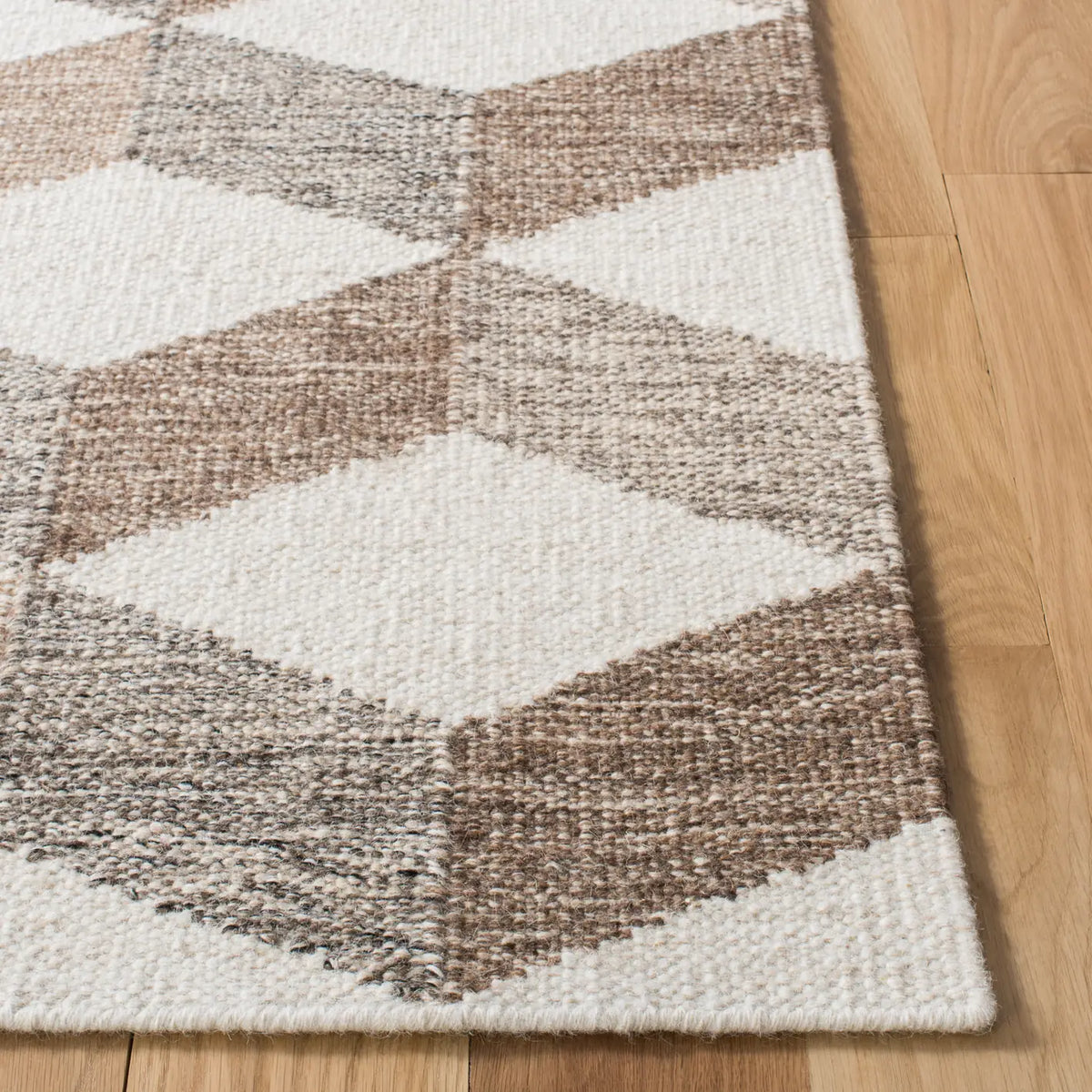 Safavieh Kilim 4'-0" x 6'-0" Rug in Ivory / Brown