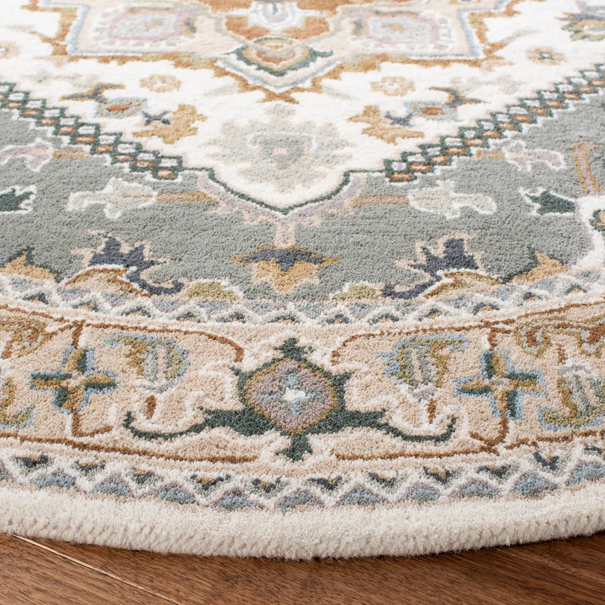 Safavieh Heritage 4'-0" x 6'-0" Rug in Ivory / Light Blue