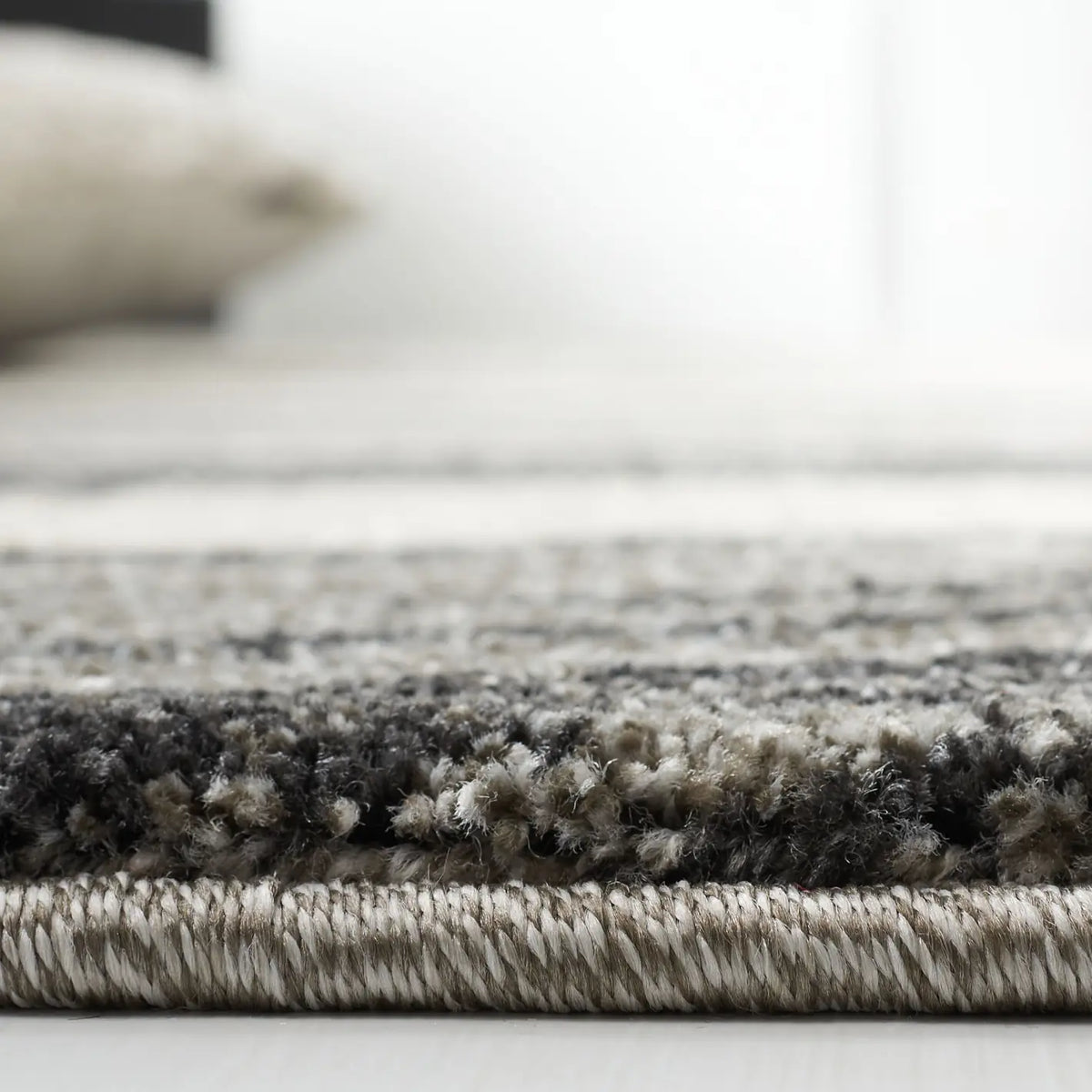 Safavieh Retro 4'-0" x 6'-0" Rug in Light Grey / Ivory