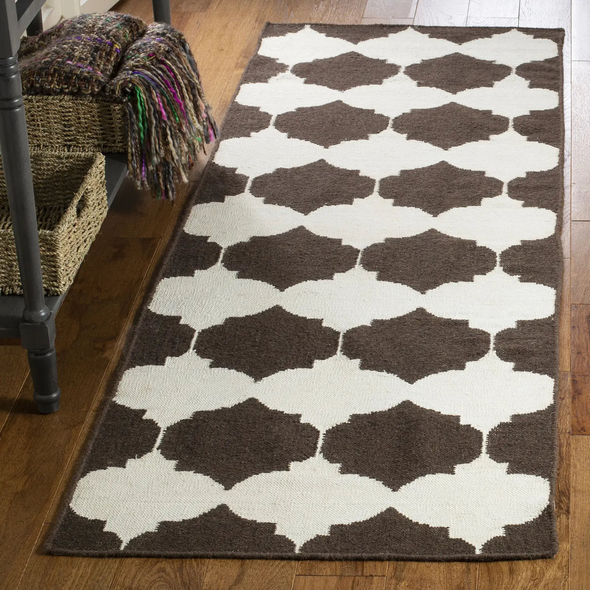 Safavieh Dhurries 2'-6" x 7'-0" Rug in Brown / Ivory