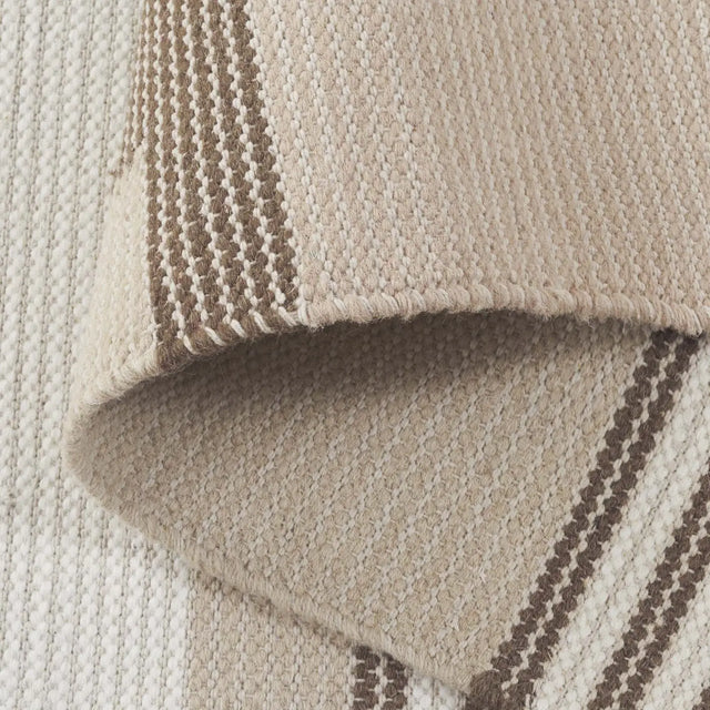Safavieh Kenya 4'-0" x 6'-0" Rug in Beige / Ivory