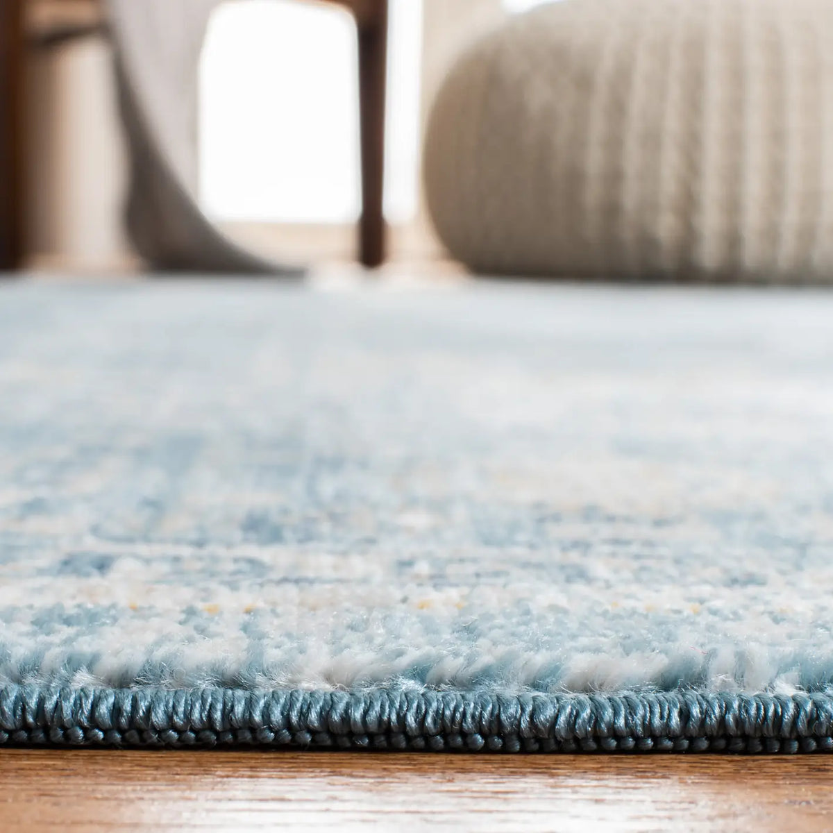 Safavieh Victoria 4'-0" x 6'-0" Rug in Blue / Ivory