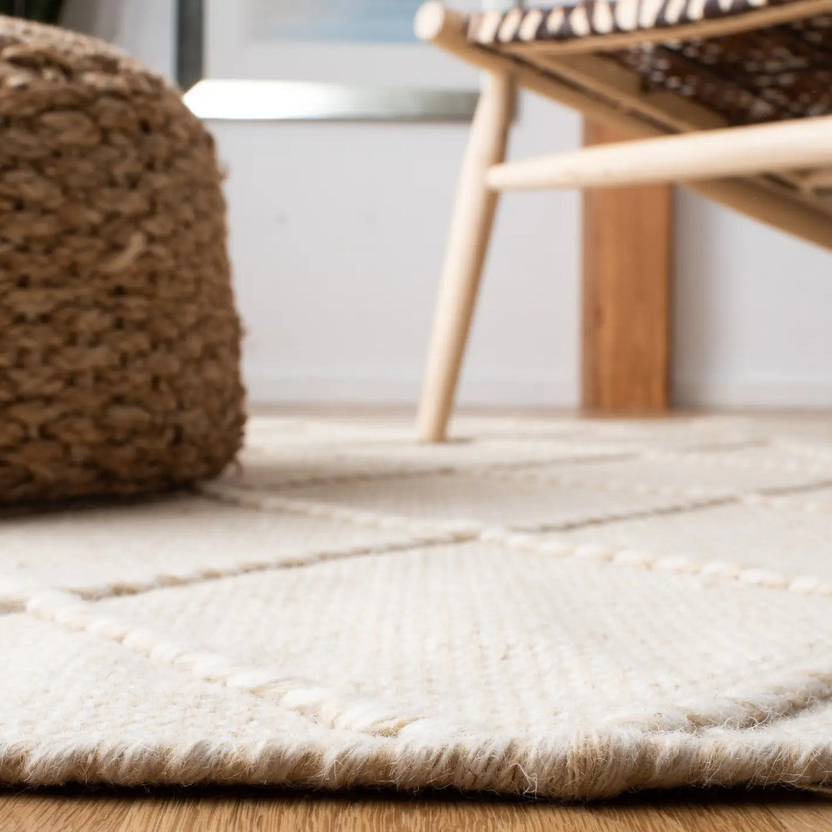 Safavieh Casablanca 4'-0" x 6'-0" Rug in Beige / Ivory