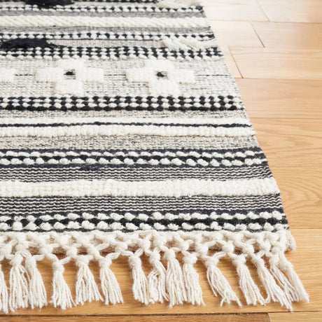 Safavieh Natura 4'-0" x 6'-0" Rug in Black / Ivory
