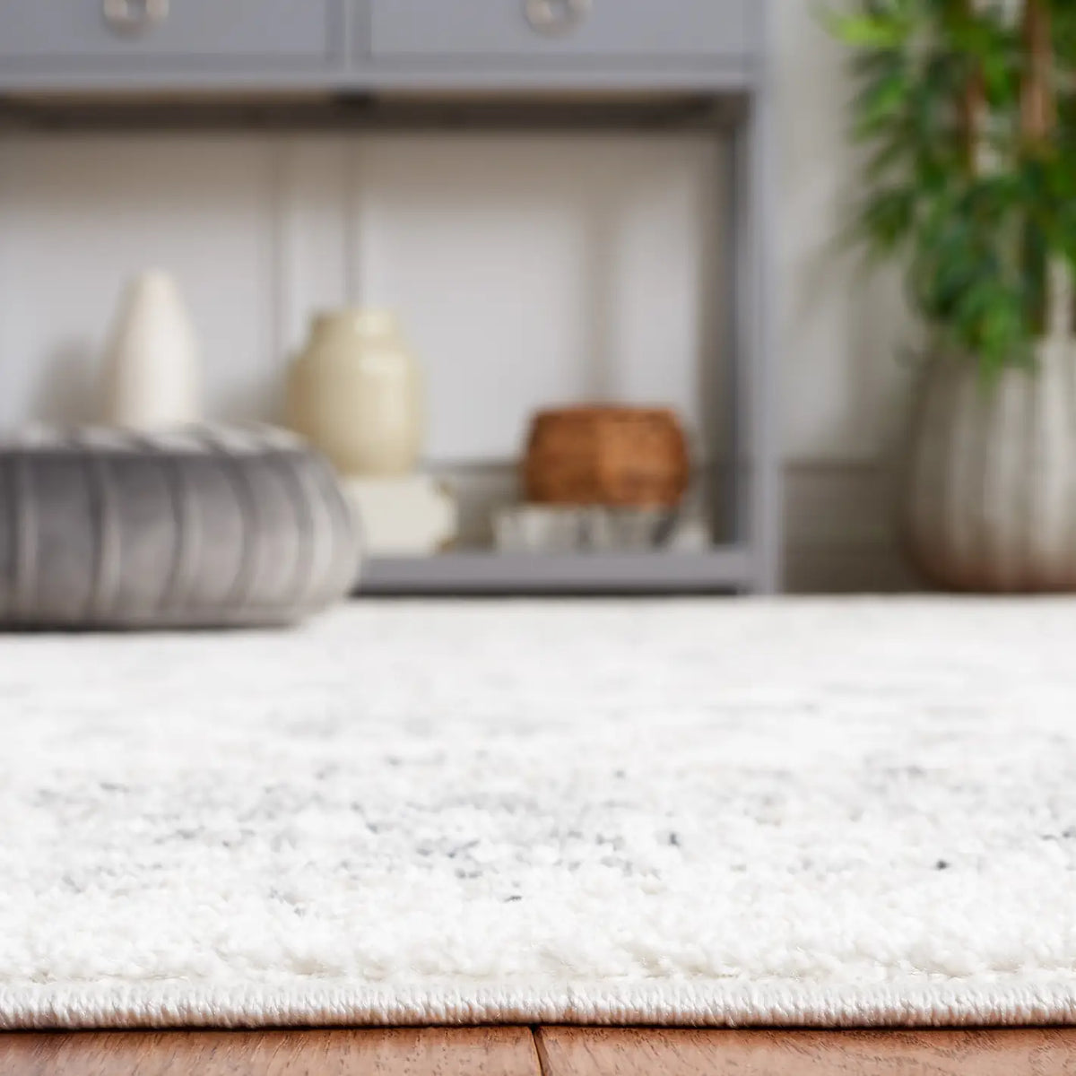 Safavieh Layla 4'-5" x 6'-5" Rug in Ivory / Grey