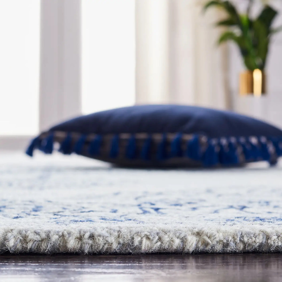 Safavieh Micro-Loop 4'-0" x 6'-0" Rug in Ivory / Blue