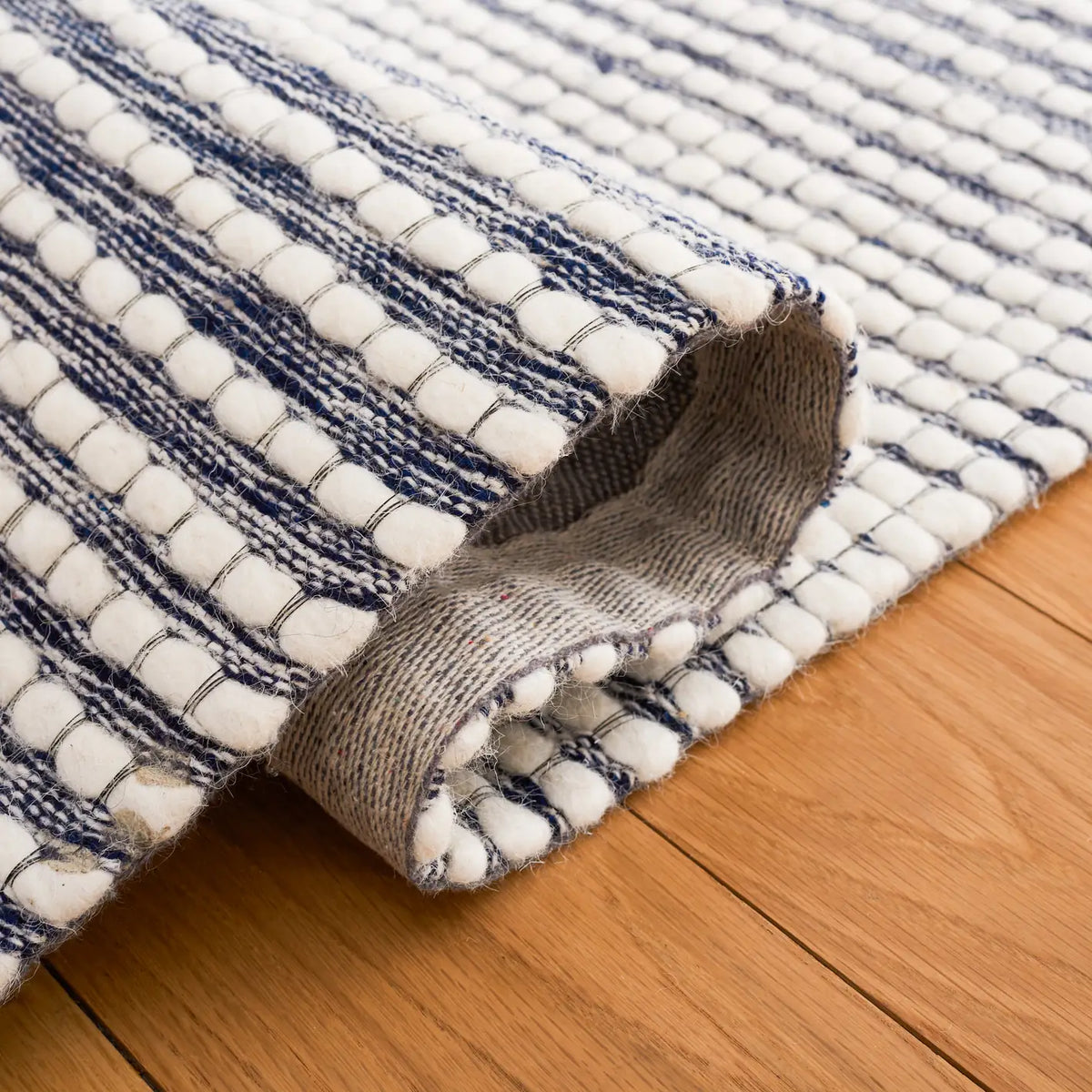 Safavieh Marbella 4'-0" x 6'-0" Rug in Ivory / Navy