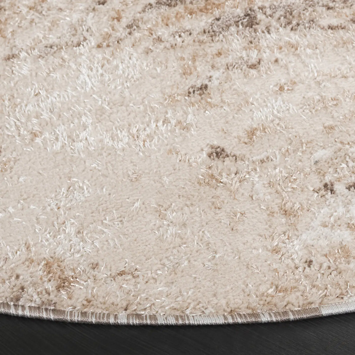 Safavieh Ravine Shag 6'-7" x 6'-7" Rug in Beige / Ivory