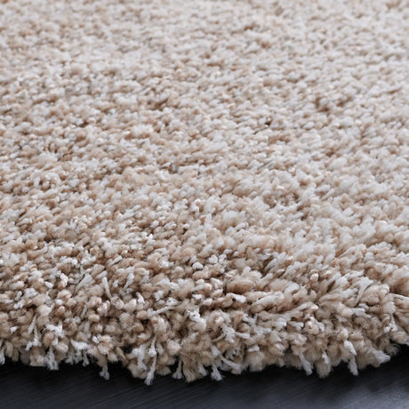 Safavieh Santa Monica Shag 6'-7" x 6'-7" Rug in Beige